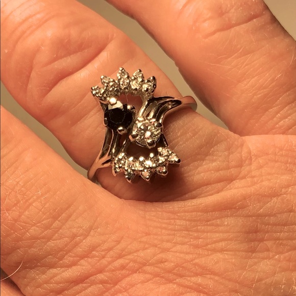 NATURAL DIAMONDS & SAPPHIRE RING